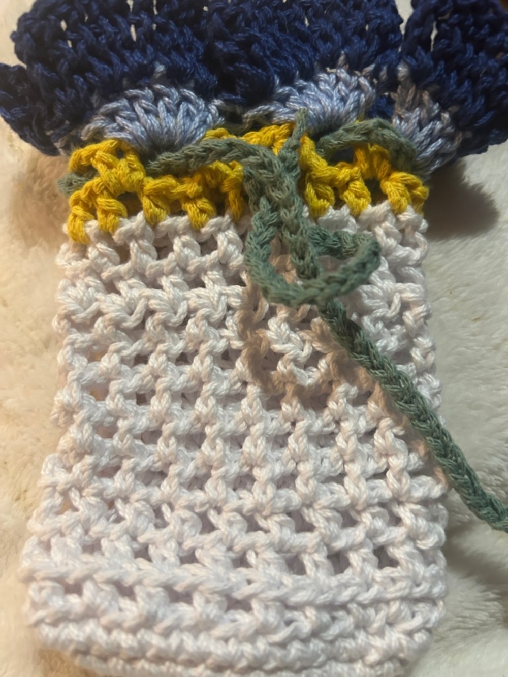 SOAP SAVER Crochet Flower Soap Saver/Sachet Pouch in Navy & Cream - Picture 4 of 4